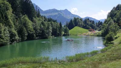 Eingebettet in Wiesen