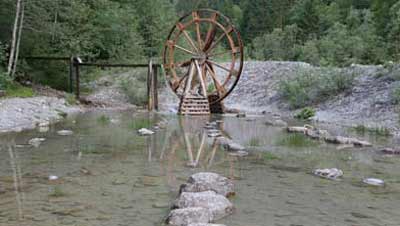 Trittsteine und Wasserrad